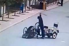 バイクをぶつけて自転車を転倒させ倒れている男性を棒で打ち据える老人