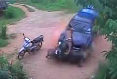 もはやどこにいても安心できない・・・暴走車にバイクもろとも撥ね飛ばされる男性