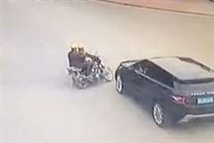 点滅信号の交差点内でバイクと車が衝突