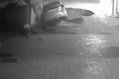 突然陥没した道路に駐車中の車が飲み込まれる