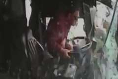事故の瞬間のバスドライバーの様子が映された車内映像