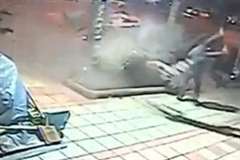 飲酒運転の車が道路端の駐車車両に突っ込み傍にいた男性を弾き飛ばす