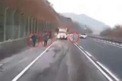 事故処理中の現場に暴走車が飛びこみ撥ねられた3人が即死