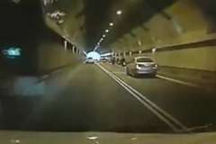 トンネル内でスクーターを停め走行車線上にいた人が車に撥ね飛ばされる