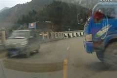 工事現場から道路に飛び出してきたダンプカーと接触事故を起こす