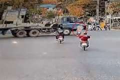 信号無視で交差点に進入してきた大型トラックの車輪に巻き込まれ大破するスクーター