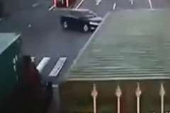 交差点に無理に進入してきた車をトラックが神回避したものの・・・