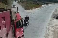 バスを追い越そうとした2人乗りのスクーターがダンプカーに撥ねられる