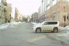 信号無視で交差点内に進入してきた車に激しく衝突する