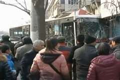 走行中のバスの車内でドライバーが2人組みの男に暴行され舵を失ったバスが暴走する