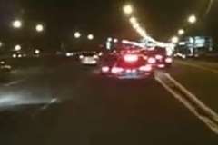 道路の合流地点で車線を間違えた車が事故を引き起こす