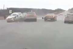 目の前で急停車した車を避け対向車と衝突する車