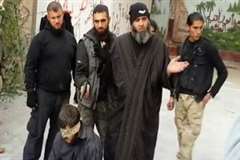 今から銃殺される男性の目の前にあるマンホールの蓋が開けられている理由