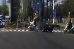 信号無視の車が2人乗りのスクーターを撥ね飛ばす