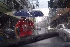 傘をさして走行する自転車が車と衝突