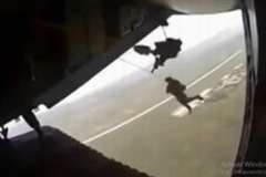 メキシコの航空ショーでパラシュート部隊の隊員がアクシデントに見舞われる