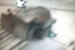 バイクの女性が大型トラックに追突されて倒されタイヤで轢かれて死亡