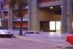 ビルの中腹から人が転落しコンクリートの地面に激しく叩きつけられ死亡