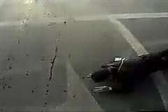 走行中のバスをめがけて突然人が飛び込んでくる