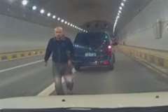 割り込みをめぐって停車した車から降りてきたのは・・・