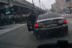 追突された車のドライバーがとった謎の行動