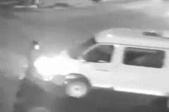 交差点内で直進していたスクーターと左折車が衝突！