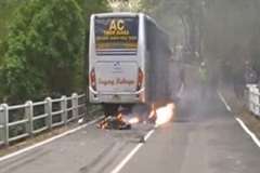 バスに追突したバイクがライダーと共に炎上・・・