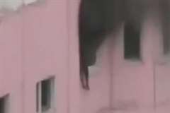 マンション火災で黒煙吹き上げる窓から女性が落下し死亡