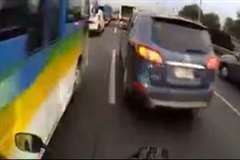 渋滞の車列の間をギリギリですり抜けていくバイクが危険すぎる