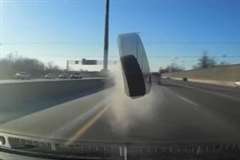 高速道路で転がってきたタイヤが車のフロントガラスに直撃！！