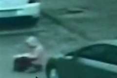 駐車車両が目の前の女性の存在に気付かず車を発進させた結果・・・