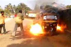 道端に止めてあった3輪タクシーが大爆発を起こす