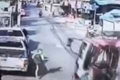 突然開かれた車のドアに弾かれた少年がトラックに轢かれる