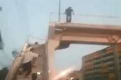 歩道橋の上から飛び降り自殺を図る男性