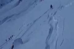 5人のスキーヤーが雪崩に飲み込まれる瞬間を捉えた映像