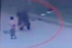 【中国】いきなり子供を襲う暴漢・・・足を掴み頭を地面に叩き付ける