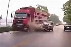 大型トラックと衝突したワンボックスカーから男性が道路に投げ出され死亡