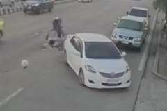 ヘルメットの意味なし・・・衝突の衝撃でヘルメットが飛んだバイカーが頭から転倒！