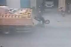 追突事故を起こしたバイクの運転手がバイクの下敷きに・・・