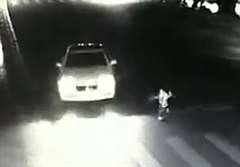 横断歩道上で小さな女の子が一度は命拾いしたものの・・・