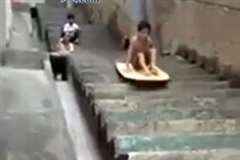 コンクリートの階段を利用した子供達のサーフィン遊びが危険すぎる・・・