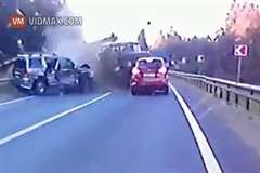 対向車線で起こった事故の巻き添えをくったドライバー死亡