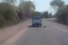 走行中のピックアップトラックの荷台から幼児が道路に転落する