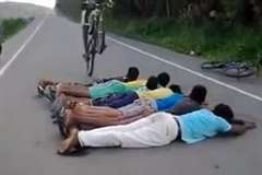 道路に寝そべらせた8人の友達を自転車でジャンプして飛び超えようとした結果・・・