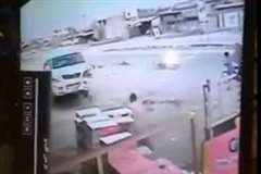 暴走車が道路沿いの倉庫に飛び込み作業員を撥ね飛ばす