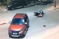 左折車の側面にバイクが激突し運転していた男性が即死