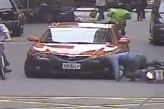 急ブレーキで転倒したバイクの運転手が対向車のバンパーで頭を強打する