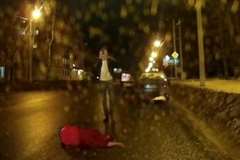 人を撥ね飛ばしたドライバーが動揺している様子がわかる映像