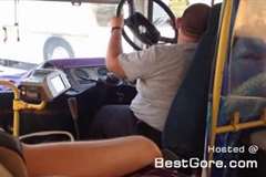 海外のバス怖すぎ・・・ハンドルが取れるハプニング