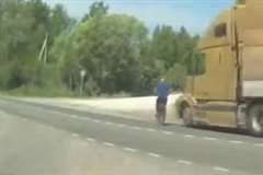 自転車で道路を横断しようとした男性が大型トラックに撥ねられる